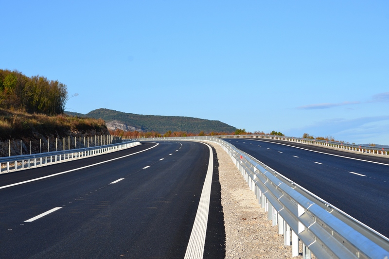 До 13 00 ч днес движението в участъка от км 153